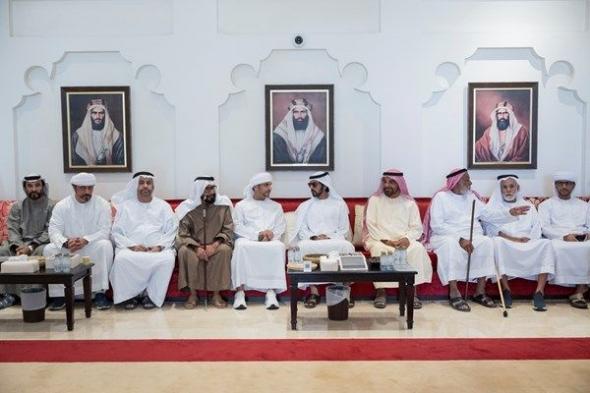 خليفة بن طحنون بن محمد يُقدِّم واجب العزاء في وفاة معتوق حربي العامري