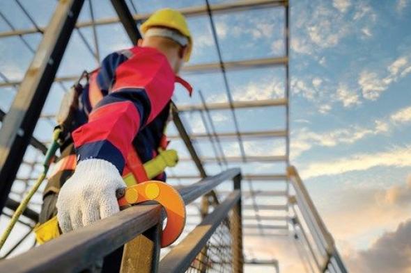 بلدية أبوظبي تعزّز الوعي بمتطلبات السلامة في قطاع الإنشاء