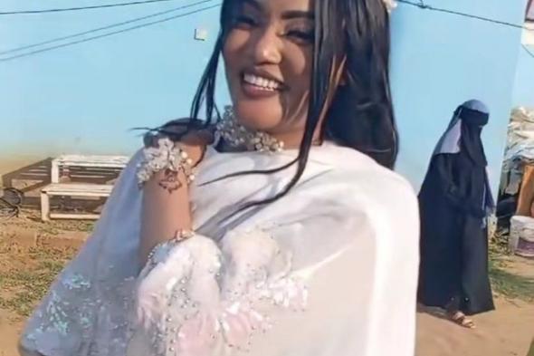 شاهد بالفيديو.. حسناوات مدينة “كوستي” يخطفن الأضواء في عرض أزياء بالنيل الأبيض وإحداهن تنفجر بالضحكات بطريقة مثيرة بعد أن سماعها لقب “ملكات جمال كوستي”