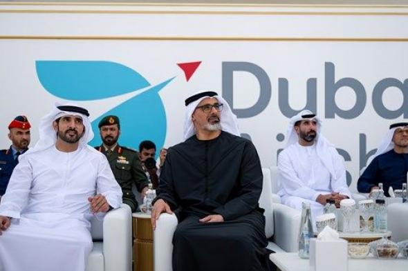 خالد بن محمد بن زايد وحمدان بن محمد بن راشد يشهدان العرض الجوي المصاحب لـ«معرض دبي للطيران»