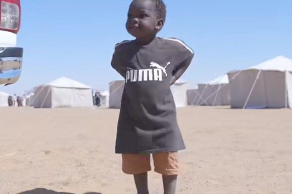 شاهد بالصور والفيديو.. (سُكرة المعسكر، يحب الكاميرا ويهرب منها).. طفل نازح مع أهله من الفاشر إلى أحد مخيمات النازحين بالولاية الشمالية يخطف قلوب الجمهور وأهل “الدبة”