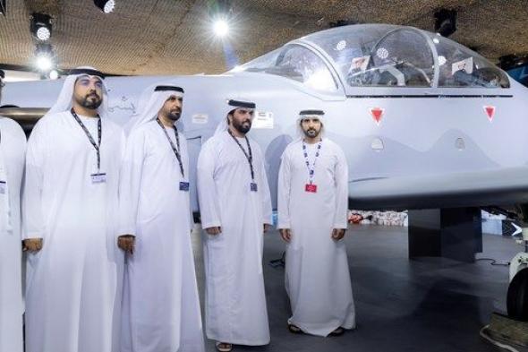 حمدان بن محمد يطّلع على الطائرة القتالية الخفيفة إماراتية الصُنع «كالدسB-250» في معرض دبي للطيران