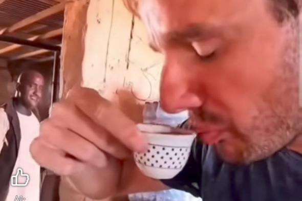 شاهد بالصورة والفيديو.. “خواجة” يوثق لتجربته الأولى مع شرب القهوة السودانية.. عبر عن قوتها ويصف الجنزبيل بالشطة “سبايسي”