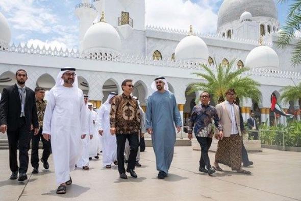 ذياب بن محمد بن زايد يزور جامع الشيخ زايد الكبير في مدينة سوراكارتا في إندونيسيا