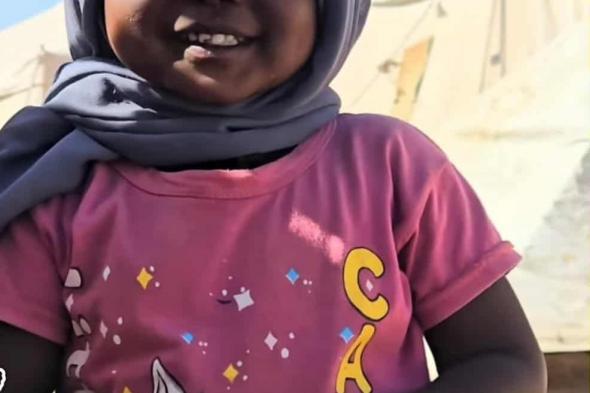 شاهد بالصورة والفيديو.. تعلقت بناشط ظل يزورهم في المخيم.. طفلة الفاشر “فطومة” التي نزحت مع أهلها إلى الولاية الشمالية تخطف قلوب المتابعين وصاحب المقطع يصفها بقاهرة الظروف وبلسم الجراح