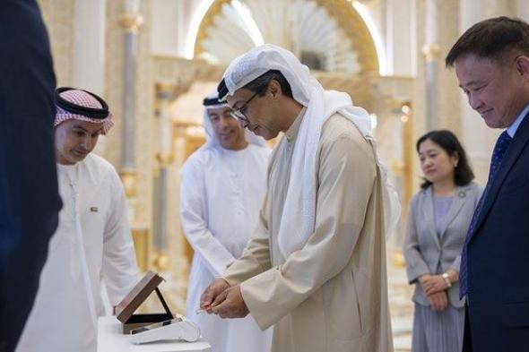 منصور بن زايد يجري أول معاملة دفع رقمية مباشرة.. ويشهد إطلاق مبادرات استراتيجية لتعزيز التعاون المالي وربط البنى التحتية المالية بين الإمارات والصين
