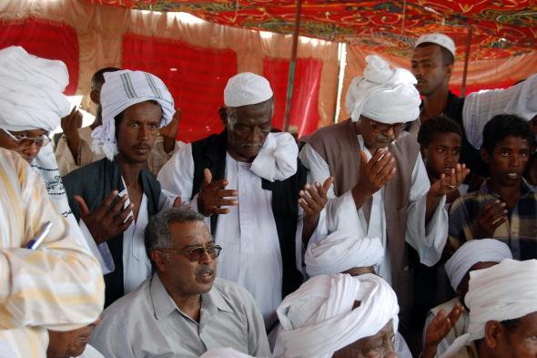 شاهد بالفيديو.. بعد أن أقاموا له سرادق عزاء.. شاب سوداني يفاجئ أسرته بأنه على قيد الحياة بعد ظهوره في مكالمة فيديو وأحد أقاربه يطالبه بالعودة سريعا: (تعال الصباح بدري عشان تلحق فطور فراشك)