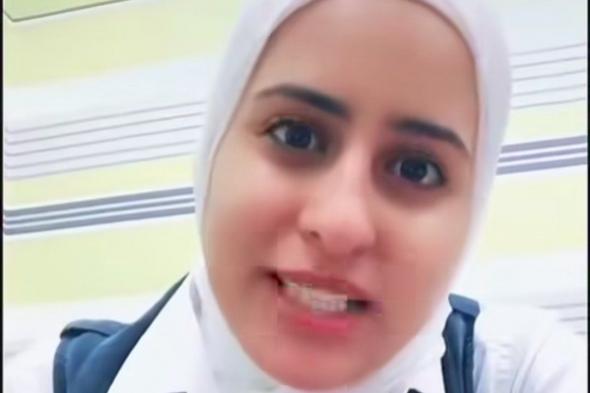 شاهد بالفيديو.. فتاة مصرية محجبة تعلن خطوبتها من شاب سوداني: (أنا فخورة بخطيبي وأهله ومبسوطة جداً إن الأولاد بطلوا يتابعوني وكل متابعيني أصبحوا بنات وأهل السودان على رأسي من فوق)