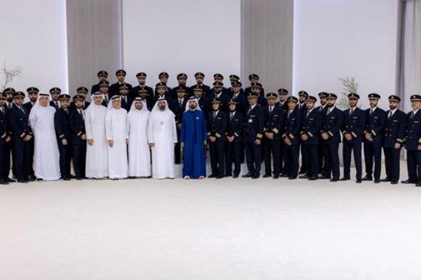 محمد بن راشد يلتقي مجموعة من الطيارين الإماراتيين ويؤكد أهمية الكوادر الوطنية في تطوير القطاع وتعزيز تنافسيته العالمية