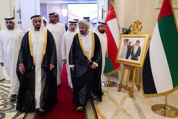 سيف بن زايد يحضر حفل السفارة العمانية بمناسبة اليوم الوطني الـ 55