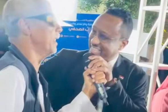 شاهد بالصورة والفيديو.. وزير الإعلام السوداني “الإعيسر” يشارك مطرب الحفل الغناء (في الفؤاد ترعاه العناية بين ضلوعي الوطن العزيز)