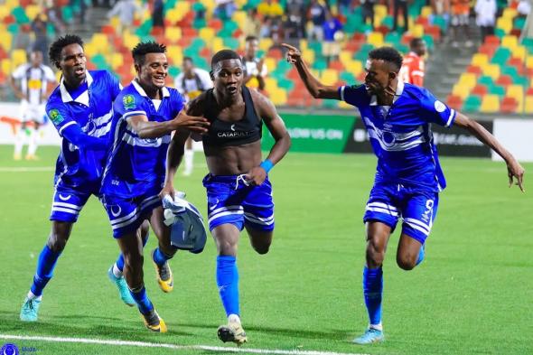 شاهد بالفيديو.. محترف الهلال يثير غضب جمهور المولودية والجهاز الفني ويتسبب في ثورة عقب نهاية المباراة بتصرف غير أخلاقي