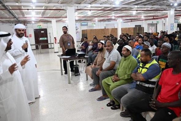 شرطة أبوظبي توعّي بمكافحة الاحتيال الإلكتروني في القرى العمالية