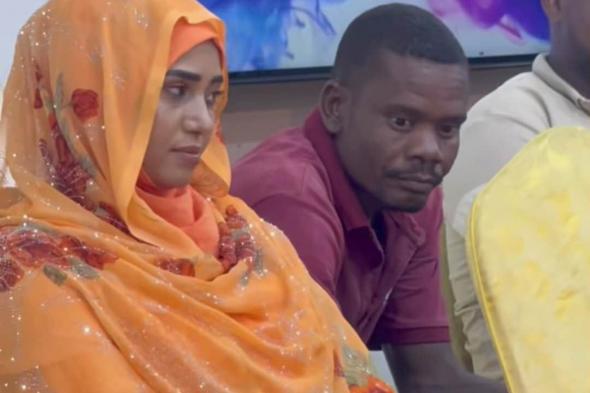 بالصورة والفيديو.. شاهد ردة فعل الفنانة فهيمة عبد الله عندما اكتشفت أن أحد الجلسين بجوارها يراقب هاتفها بطريقة غريبة وساخرون: (نفس حركات ناس المواصلات)