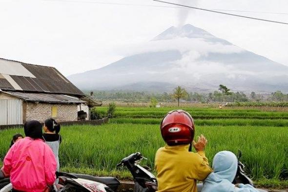 إجلاء المئات في إندونيسيا جراء ثوران بركان «سيميرو»