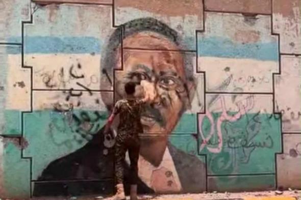 بالصورة والفيديو.. اثار غضب “القحاتة”.. شاهد ماذا فعل شاب سوداني بصورة “حمدوك” المرسومة على جدار حائط بالخرطوم