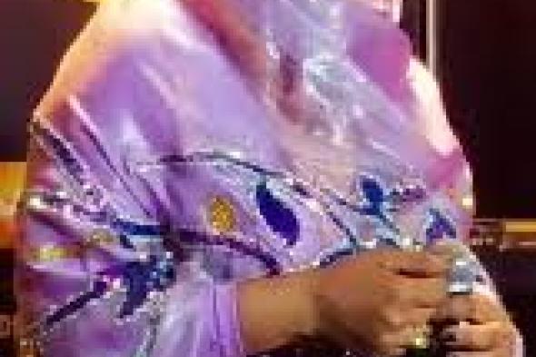 شاهد بالفيديو.. الفنانة فهيمة عبد الله تغني في حفل خاص وأموال النقطة تغمرها وتغطي أرض المسرح