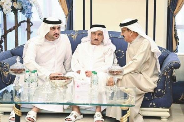 مكتوم بن محمد وعمار بن حميد يعزيان في وفاة أسامة الشعفار