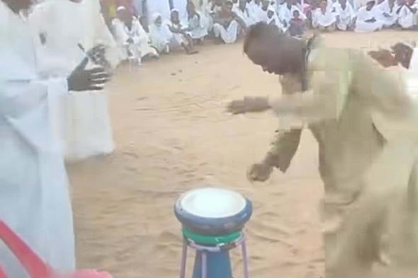 شاهد بالفيديو.. عازف “الطبلة” يفقد السيطرة على نفسه ويدخل في حالة رقص هستيري خلال حفل “طمبور” أحياه الفنان عبد المنعم الفارس