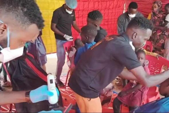 شاهد بالصورة والفيديو.. “الحلاقين” بالولاية الشمالية يغلقون محلاتهم ويتوجهون لمعسكرات النازحين للمشاركة في إسعاد أطفال الفاشر