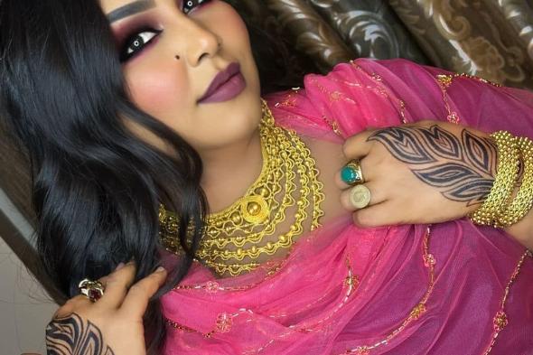 شاهد بالصورة.. القيادية بالحرية والتغيير حنان حسن تضع الفنانة هدى عربي مكان “البرهان” في قاعدة التمثال المثير وتقول: (الوحيدة اللي تستاهل وبعرف مليون واحد ممكن يجي يحج عديل أمام تمثالها)