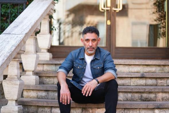 خاصّ بالفيديو- تكريم يتحوّل إلى لحظة اعتراف… عمرو مصطفى يفاجئ الجميع أمام كاميرا “الخليج 365”