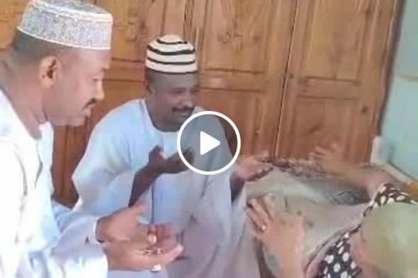 شاهد.. الفيديو الذي تصدر “الترند” على مواقع التواصل السودانية.. شقيقان يطربان والدتهما “المُسنة” بمدح الرسول صلى الله عليه وسلم والجمهور يعلق: (وَقُلْ رَبِّي ارْحَمْهُمَا كَمَا رَبَّيَانِي صَغِيرًا) و (يا سلام على بر الوالدين)
