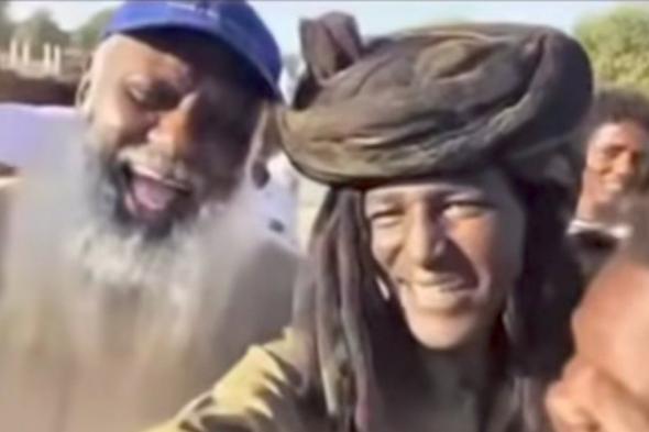 شاهد بالصورة والفيديو.. الناشط المثير للجدل صلاح سندالة يظهر وسط أفراد الدعم السريع بالفاشر ويطلق ضحكته الساخرة تنفيذاً لمطالبة الجنود وساخرون: (بقيت أرجوز واضحوكة لشفع المليشيا)