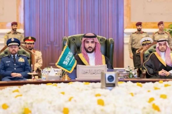 الأمير خالد بن سلمان يبحث التعاون الدفاعي الخليجي في الكويت