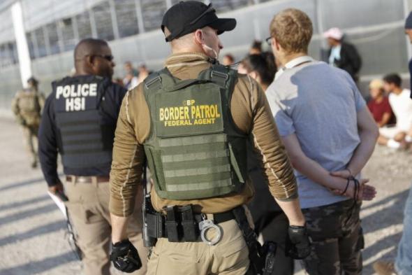 سلطات الهجرة الأمريكية تحتجز والدة ابن شقيق المتحدثة باسم البيت الأبيض