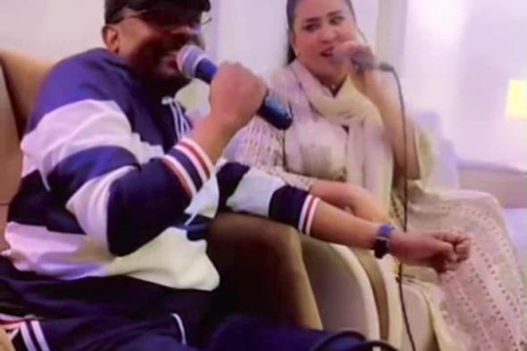 شاهد بالصورة والفيديو.. المذيع السوداني سعد الدين حسن يظهر موهبته في الغناء بترديده رائعة الفنان عثمان حسين في جلسة خاصة مع إحدى المطربات