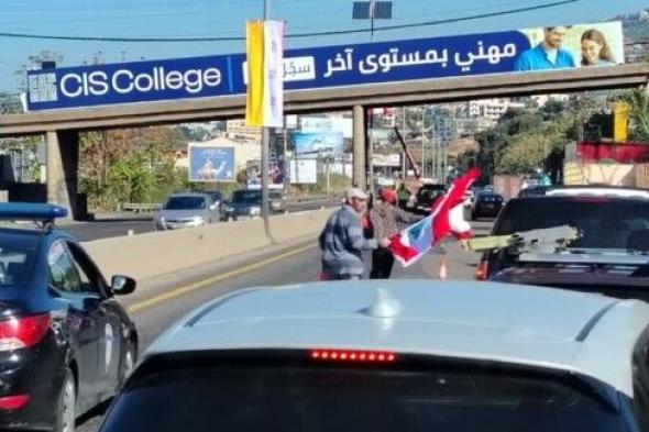 ​الخليج 365​ : ازدحام مروري على أوتوستراد الصفرا- جبيل بسبب تركيب أعلام لبنان والفاتيكان