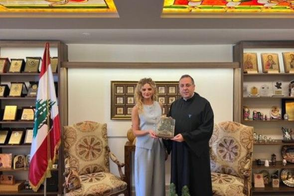 المعهد الفني الأنطوني كرّم الفنانة التشكيلية ريتا نفاع: تكريمها يأتي تكريساً لنهج المعهد في دعم المبدعين