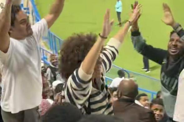 شاهد بالصورة والفيديو.. الجمهور السوداني يمازح حسناوات لبنان عقب نهاية المباراة بالغناء: (الجماعة مرقوا) والحسناوات يظهرن روح رياضة عالية ويتفاعلن مع المزاح بالرقص والتصفيق