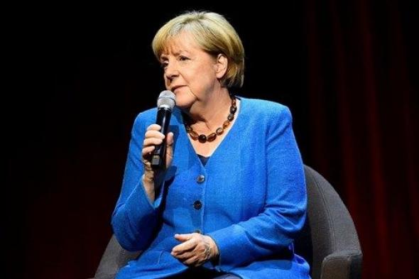 ميركل تدعو إلى التعامل بنهج حازم مع «البديل الألماني»