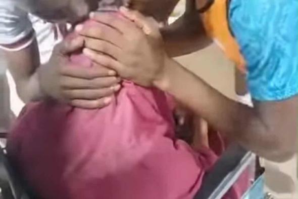 شاهد بالصورة والفيديو.. في لقطة مؤثرة أبكت المتابعين.. لاعبو صقور الجديان يقفزون إلى المدرجات عقب نهاية المباراة ويقبلون رأس “حبوبة” سودانية حرصت على مساندة المنتخب من الملعب