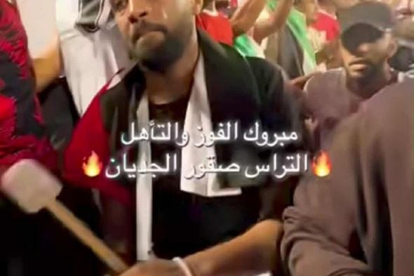 شاهد بالصورة والفيديو.. في لقطة مؤثرة.. قائد مشجعي المنتخب السوداني ينهار بالبكاء وهو يستحضر ذكريات الوطن
