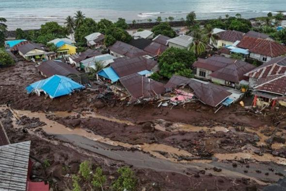 فيضانات مدمّرة في إندونيسيا.. 28 قتيلاً وعمليات إنقاذ معقّدة