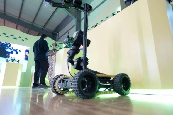 قوات أمن المنشآت تستعرض عربة لكشف وإزالة الأجسام الغريبة