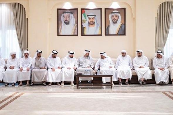 ذياب بن محمد بن زايد يقدِّم واجب العزاء في وفاة والد الشهيد سيف راشد الطنيجي