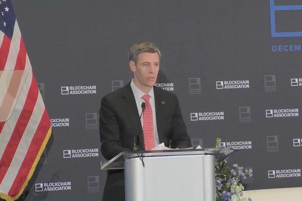 رئيس مكتب OCC: “لا مبرّر” لمعاملة البنوك والعملات المشفّرة بشكل مختلف