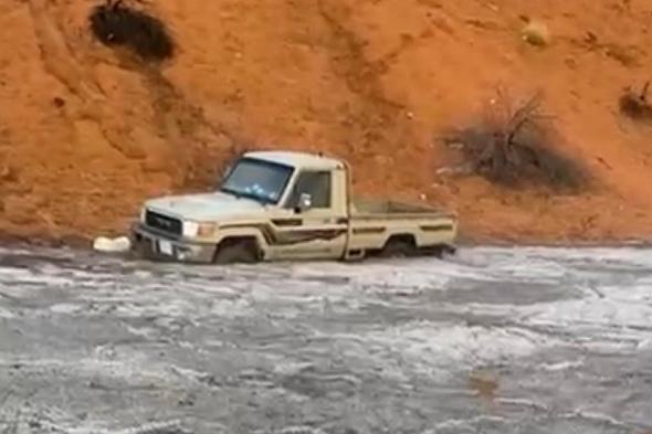 "فزعة الشمال" تسحب مركبة عالقة بشمال حائل بعد أمطار غزيرة