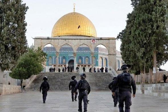 مئات المستوطنين يقتحمون باحات المسجد الأقصى
