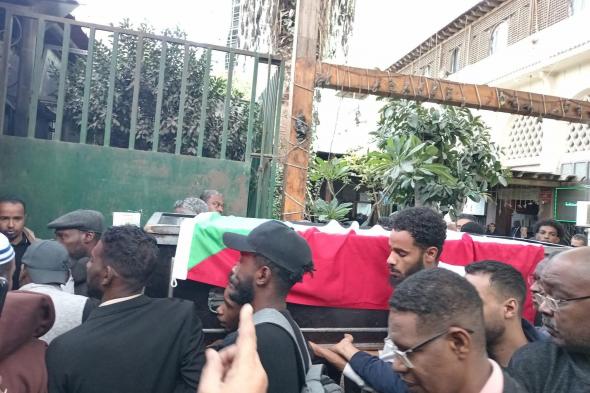 شاهد بالصور والفيديو.. عشرات السودانيين بالقاهرة يشيعون المذيع الراحل محمد محمود لمثواه الأخير
