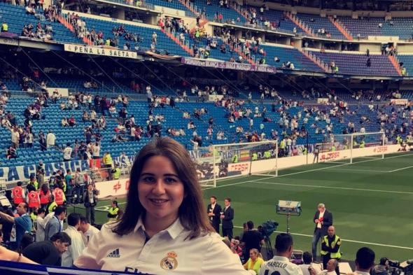 شاهد بالفيديو.. ناشطة عراقية حسناء تتغزل في الجمهور السوداني بالدوحة وترصد تفاعله بالمدرجات: (فزتوا لقلوبنا وجمهور رهيب)