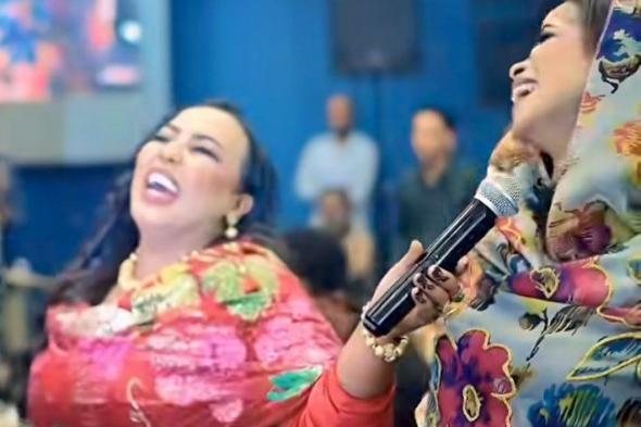 شاهد بالصورة والفيديو.. الفنانة إيلاف عبد العزيز تُقلد السلطانة هدى عربي أثناء تقديمها وصلة غنائية والأخيرة تنفجر بالضحكات