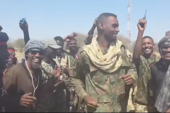 شاهد بالفيديو.. بعد مقتله في معارك كردفان.. جنود بالجيش يزيدون من أوجاع المليشيا ويرقصون على أنغام أغنية مطربهم الهالك إبراهيم إدريس “فرق الغوالي شين” وساخرون: (البلابسة كعبين في الطعمية)