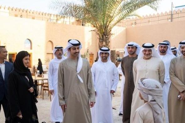 ياس بن حمدان بن زايد يفتتح جناح مشروع الغدير للحِرف الإماراتية في مهرجان ليوا الدولي