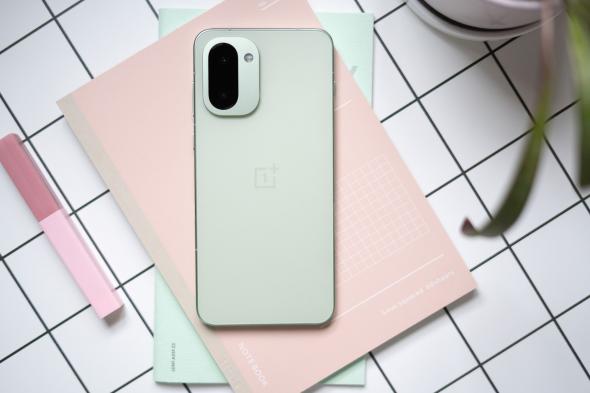 OnePlus 15R: بطارية لا تُضاهى وسعر يثير الجدل