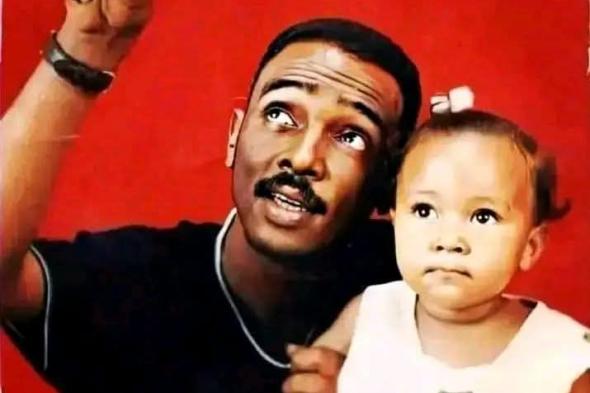 بالصورة.. أصبحت أم لطفلين.. من هي الطفلة التي ظهرت مع الفنان الراحل محمود عبد العزيز في “بوستر” أشهر إلبوم غنائي قدمه؟؟